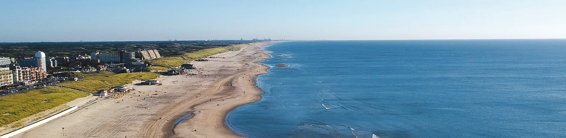 Luftaufname Egmond aan Zee Luftaufnahme des Sandstrands bei Egmond aan Zee mit wenigen Menschen und angrenzendem Meer unter klarem Himmel