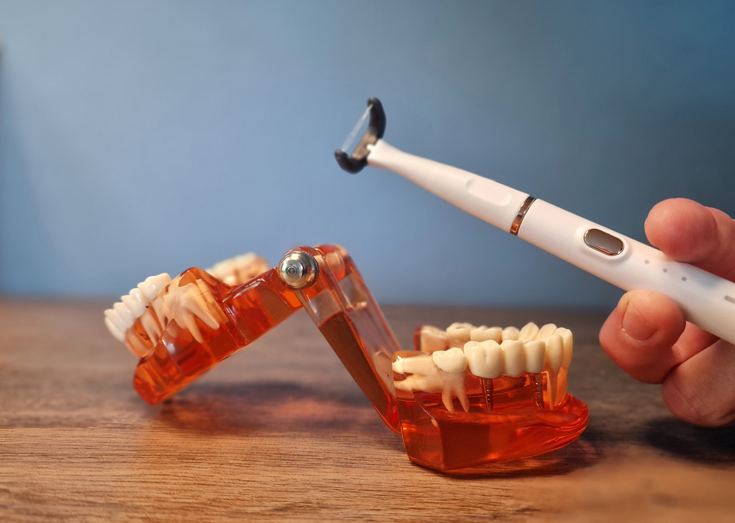 Suporte eletrônico para fio dental, aqui o Esaflosser da Esavea 